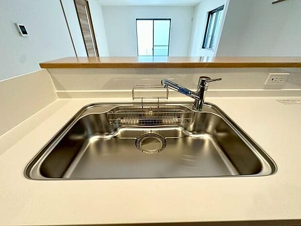 《キッチン》 ■ステンレス製シンク。幅と奥行きがありますので、食器洗時のストレスも減りそうです。