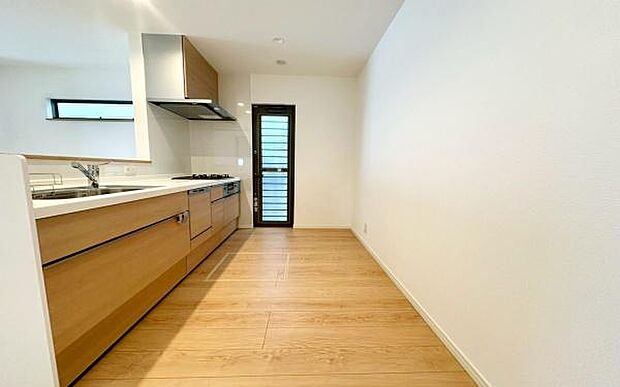 《システムキッチン》 ■家族が集う楽しく親子の会話も弾むキッチン。明るく清潔で使い勝手のいいキッチンには、いつも家族の笑顔があふれています。