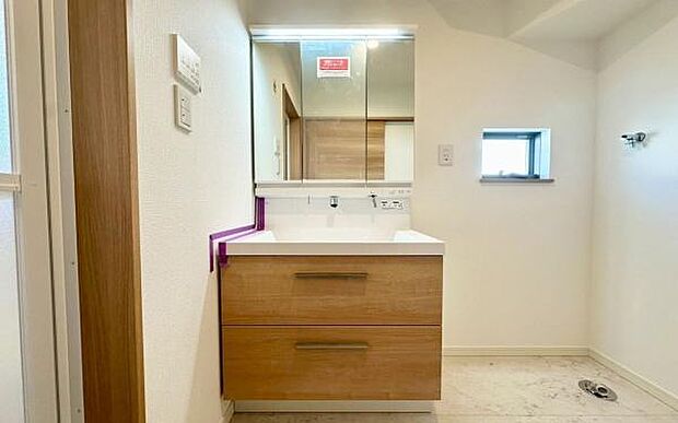 《洗面化粧台》 ■使いやすいシャープなデザインの洗面化粧台。