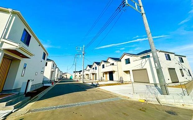 《前面道路》 ■道路と敷地はフラットな地形です。