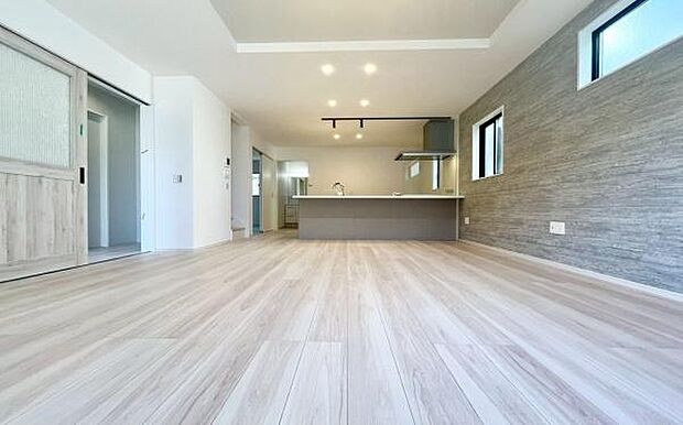 《リビングダイニング》 ■豊かな光が照らすこの場所は、たわいもない会話を楽しみ、ゆったりとした時間を過ごす場所。家族の日常が刻まれる大切な空間です。自然光に溢れるこの空間はリフレッシュにピッタリです。