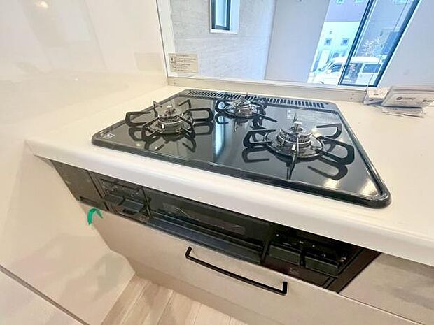 《三口ガスコンロ》 ■毎日料理をする方、家族の分まで作られる方には必須の三口ガスコンロ。同時進行が可能で効率よく、楽しく料理ができます。