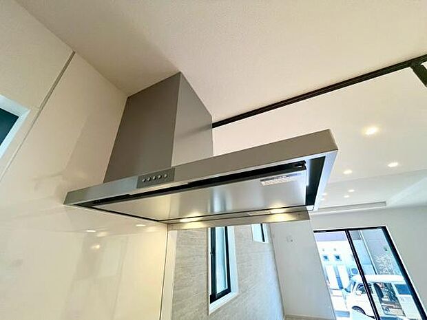 《システムキッチン・レンジフード》 ■機能美際立つスリムなレンジフード。清潔感あるシルバーで、キッチンをモダンに演出します。