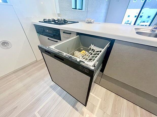 《食器洗い乾燥機》■食事後もゆっくり過ごせる食器洗い乾燥機を設置。手洗いよりもキレイに洗え、家事効率アップで家族時間が増やせます。