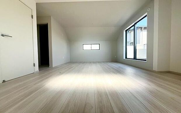 《寝室》 ■朝から日差しいっぱい、早起きしたくなる洋室。ベッドを置いてもゆとりを感じられる。窓からの朝日が心地よい目覚めへと誘います。ゆとりある広さを確保し、心地よいプライベートタイムを演出します。