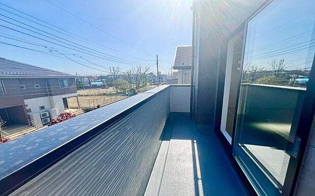 《バルコニー》 ■陽当りも良く、洗濯物も良く乾きそうです。