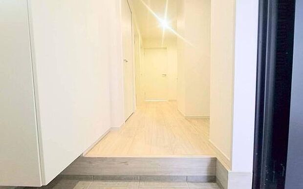 《玄関》 ■シューズボックス付きで玄関もスッキリ。