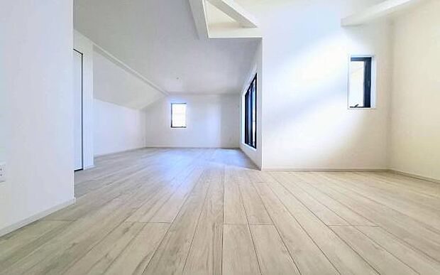 《リビングダイニング》 ■上質な時間を育む暮らしのメインステージ。寛ぎとご家族とのコミュニケーションを育む居心地のよい場所。この明るい空間は家族に安らぎを与えて、落ち着いた心地よい空間になるでしょう。