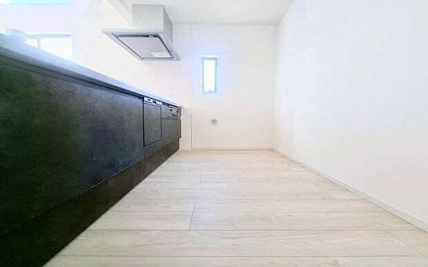 《ダイニングキッチン》 ■会話を楽しみながら食事を味わう。一緒にいる時間が楽しい空間。カフェにいるような気分で毎日を過ごしたい。家族でいる時間を柔らかに包み込むインテリア。