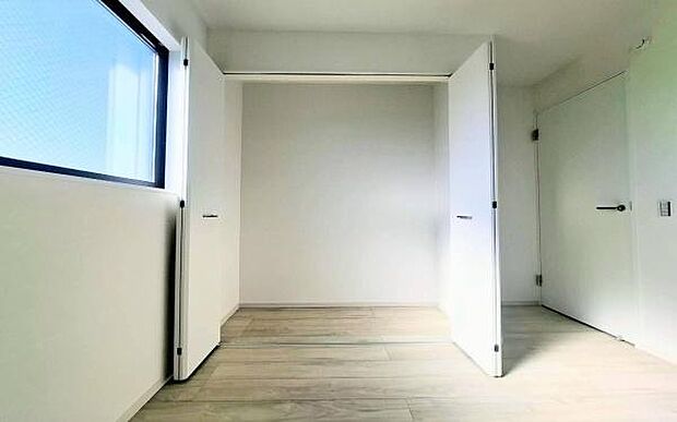 《収納》 ■洋服を機能的に収納できるハンガーパイプのほか、帽子やバッグを置ける枕棚も設置。ゆとりあふれる収納空間です。