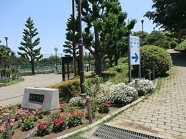 岡村公園まで1210m、約150本の梅が植えられ、散策路も設けられています。野球場やテニスコートもあり、夜景スポットとしても有名な公園です。
