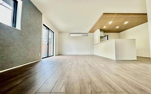 《リビングダイニング》　■開放的で広いリビング。のびのびとくつろげるリビングは、家族のコミュニケーションの場として、みんなが集まる憩いの場所に。