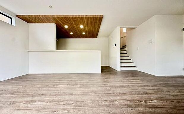 《リビングダイニング》　■大画面ＴＶも余裕、インテリアプランが考えやすいワイドなリビング。家族がしぜんに集まる広さ、お子様が思わず走り出す大空間。