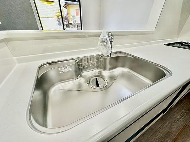 《キッチン》　■ステンレス製シンク。幅と奥行きがありますので、食器洗時のストレスも減りそうです。