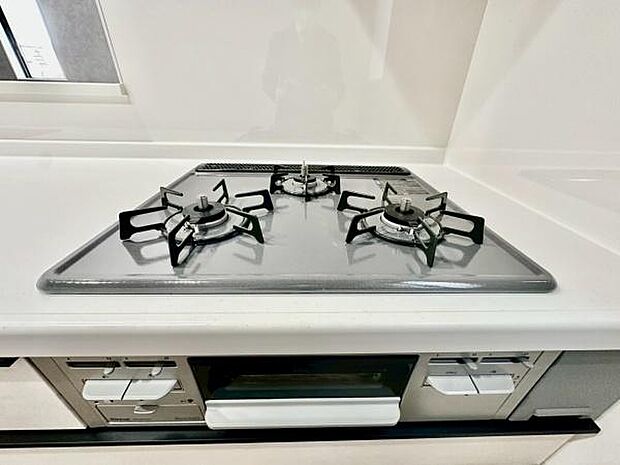 《三口ガスコンロ》 ■3つの炎が奏でる、心地よい暮らし。ビルトインガスコンロとグリルで、本格的な料理も思いのまま。明るく広々としたキッチンで、新しい日常を。