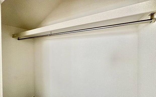 《収納》　■洋服を機能的に収納できるハンガーパイプのほか、帽子やバッグを置ける枕棚も設置。ゆとりあふれる収納空間です。