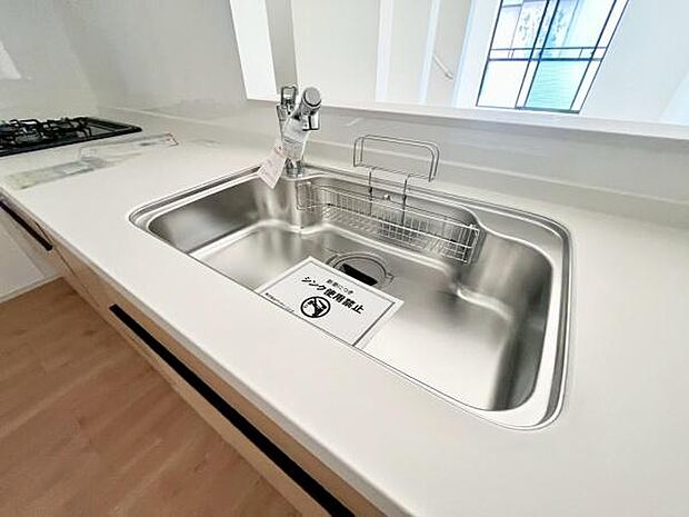 《キッチン》 ■ステンレス製シンク。幅と奥行きがありますので、食器洗時のストレスも減りそうです。