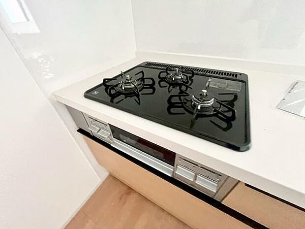 《三口ガスコンロ》 ■3つの炎が奏でる、心地よい暮らし。ビルトインガスコンロとグリルで、本格的な料理も思いのまま。明るく広々としたキッチンで、新しい日常を。