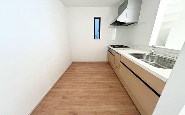 《キッチン》 ■お手入れしやすくきれいなキッチン。お料理の始めから後片付けまで楽しい時間になりそうです。