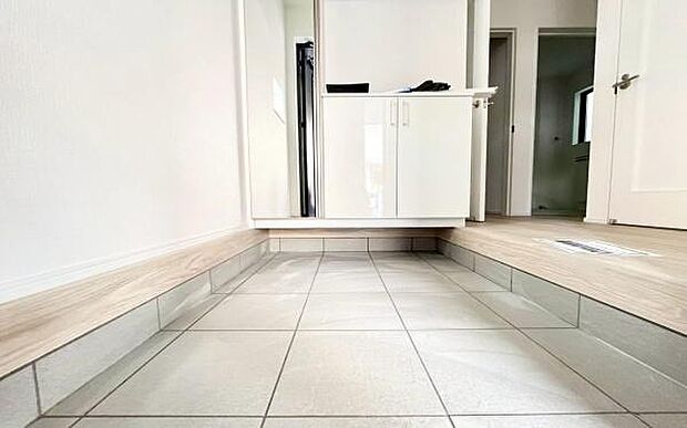 《玄関》■玄関ホールにもゆとりをもった設計ですので第一印象が違います。