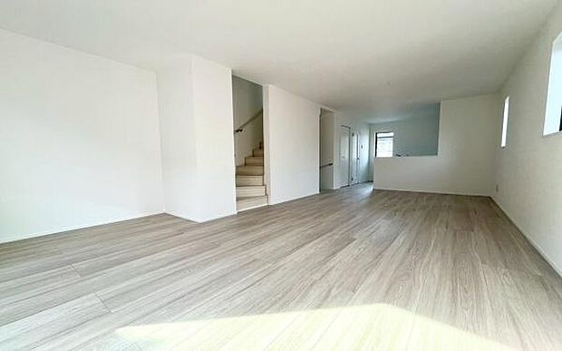 《リビングダイニング》 ■大画面TVも余裕、インテリアプランが考えやすいワイドなリビング。家族がしぜんに集まる広さ、お子様が思わず走り出す大空間。