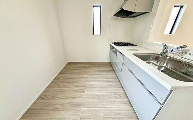 《キッチン》 ■お手入れしやすくきれいなキッチン。お料理の始めから後片付けまで楽しい時間になりそうです。