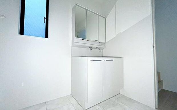 《洗面化粧台》 ■使いやすいシャープなデザインの洗面化粧台。