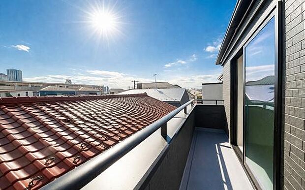 《バルコニー》 ■さわやかな風が通り暖かい光がふりそそぐバルコニー