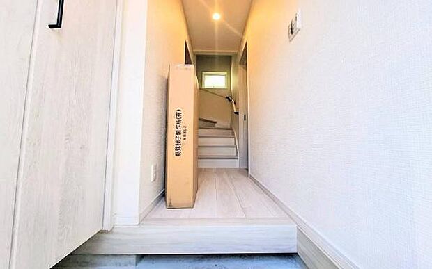 《玄関》 ■シューズボックス付きで玄関もスッキリ。