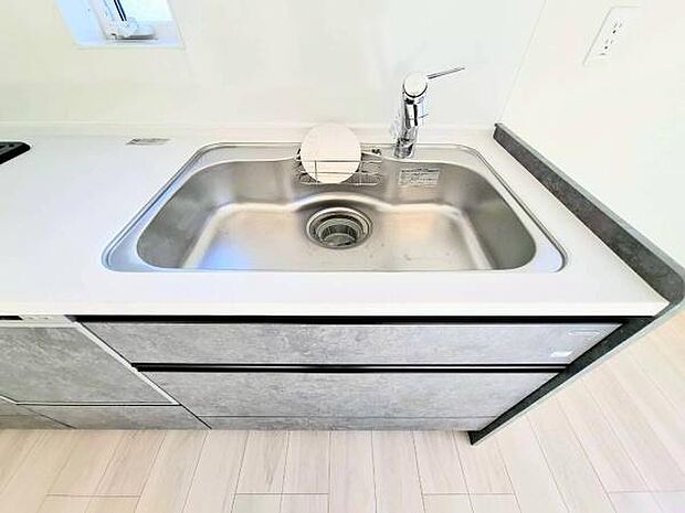 《キッチン》 ■使いやすい収納豊富なキッチンです。