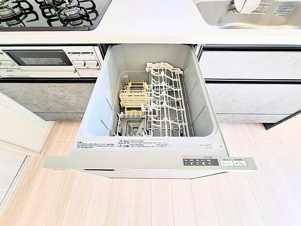 《食器洗い乾燥機》　■食事後もゆっくり過ごせる食器洗い乾燥機を設置。手洗いよりもキレイに洗え、節水にもなります。