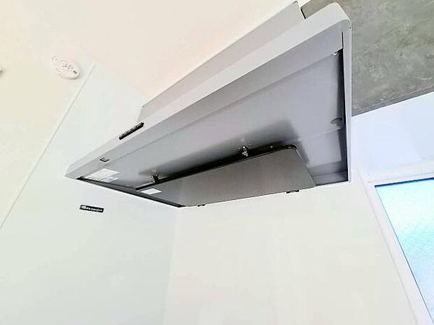 《システムキッチン・レンジフード》 ■機能美際立つスリムなレンジフード。清潔感あるシルバーで、キッチンをモダンに演出します。