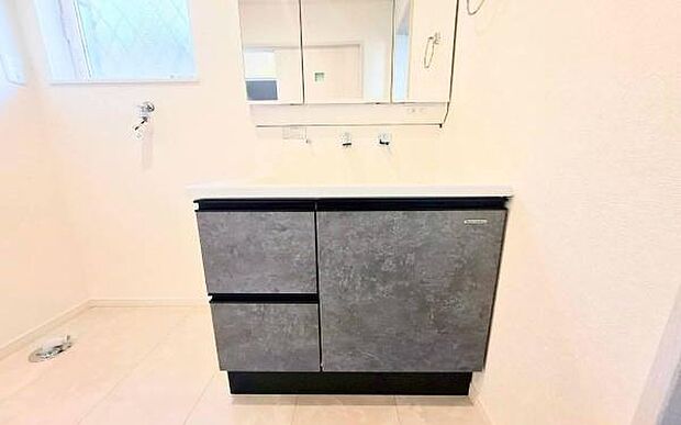 《洗面化粧台》 ■使いやすいシャープなデザインの洗面化粧台。