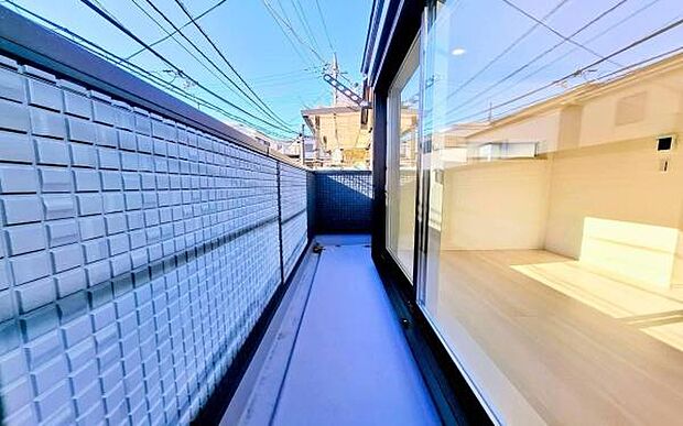 《バルコニー》 ■さわやかな風が通り暖かい光がふりそそぐバルコニー