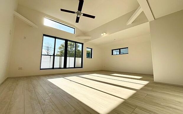 《リビングダイニング》 ■豊かな光が照らすこの場所は、たわいもない会話を楽しみ、ゆったりとした時間を過ごす場所。家族の日常が刻まれる大切な空間です。自然光に溢れるこの空間はリフレッシュにピッタリです。