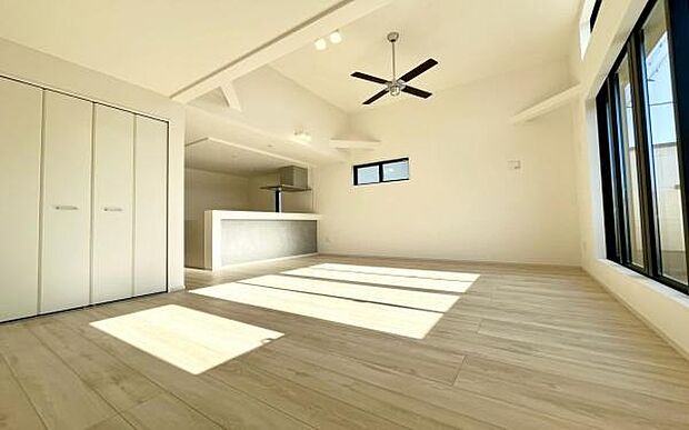 《リビングダイニング》 ■上質な時間を育む暮らしのメインステージ。寛ぎとご家族とのコミュニケーションを育む居心地のよい場所。この明るい空間は家族に安らぎを与えて、落ち着いた心地よい空間になるでしょう。