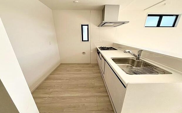 《システムキッチン》 ■家族が集う楽しく親子の会話も弾むキッチン。明るく清潔で使い勝手のいいキッチンには、いつも家族の笑顔があふれています。