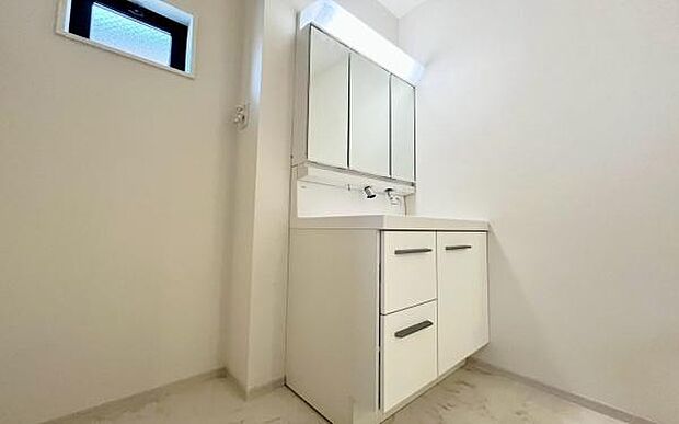 《洗面化粧台》 ■使いやすいシャープなデザインの洗面化粧台。