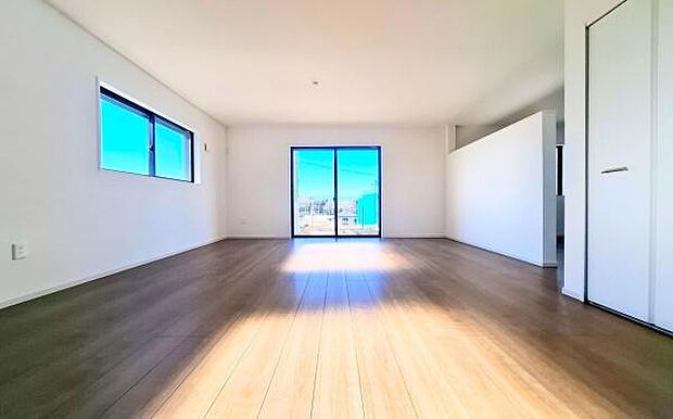 《リビングダイニング》 ■インテリアプランが考えやすいワイドなリビング。