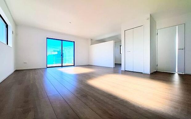 《リビングダイニング》 ■家族が自然と集まって、思い思いにくつろぎ、遊び、語らう、やすらぎの空間。