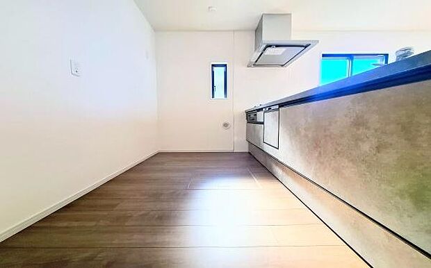 《システムキッチン》 ■お手入れしやすくきれいなキッチン。お料理の始めから後片付けまで楽しい時間になりそうです。