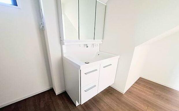 《洗面化粧台》 ■使いやすいシャープなデザインの洗面化粧台。