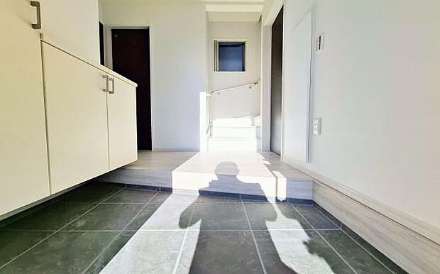 《玄関》 ■シューズボックス付きで玄関もスッキリ。