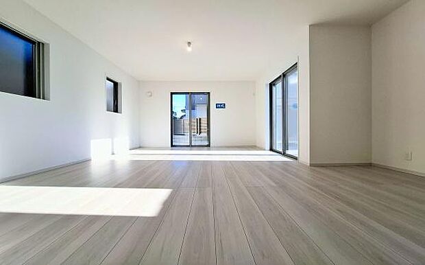 《リビングダイニング》 ■家族が自然と集まって、思い思いにくつろぎ、遊び、語らう、やすらぎの空間。隣室との間仕切りを開け放てばより一層開放的な空間に。