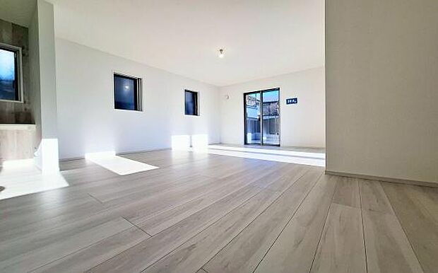 《リビングダイニング》 ■開放的でのびのびとくつろげるリビングは、家族のコミュニケーションの場として、みんなが集まる暖かな場所に。