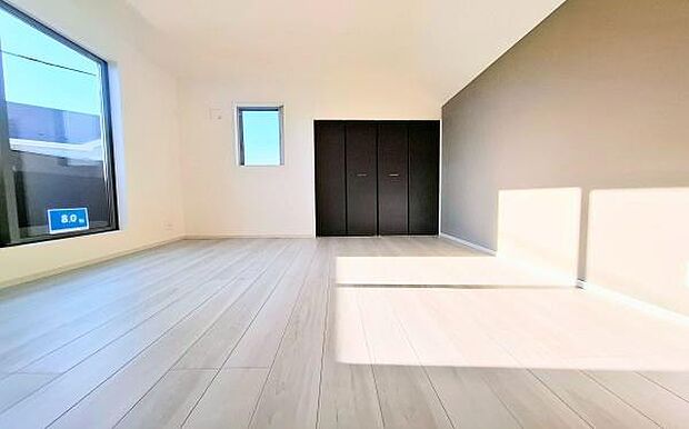 《寝室》 ■朝から日差しいっぱい、早起きしたくなる洋室。ベッドを置いてもゆとりを感じられる。窓からの朝日が心地よい目覚めへと誘います。ゆとりある広さを確保し、心地よいプライベートタイムを演出します。