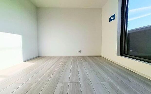 《洋室》 ■机とべットを入れても十分な広さ。。お子様の勉強部屋に。