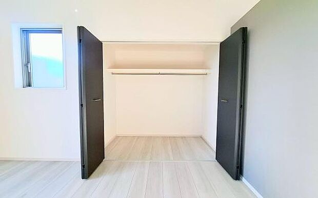 《収納》 ■洋服を機能的に収納できるハンガーパイプのほか、帽子やバッグを置ける枕棚も設置。ゆとりあふれる収納空間です。