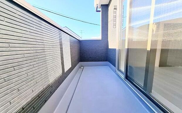 《バルコニー》 ■さわやかな風が通り暖かい光がふりそそぐバルコニー