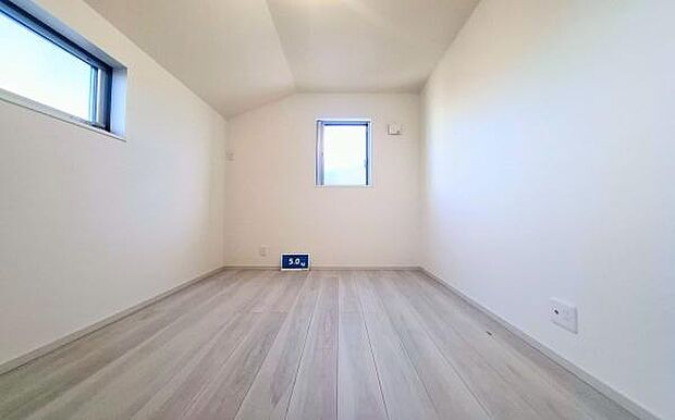 《洋室》 ■くつろぎの場としてだけでなく、趣味や仕事のパーソナルスペースとしても活躍する洋室。個の時間をたっぷり楽しめる快適空間です。大きなクローゼットは趣味の道具をしまっても余るぐらいの大きさです。